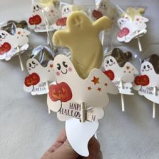 Ghost chocolate lollipop with a ghost shaped ‘happy Halloween’ tag